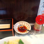 麺処 まるよし商店 - テーブル上はこんな感じ