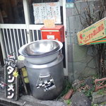 麺処 まるよし商店 - 入口付近はこんな感じ