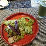 吉祥やまなか - 金時草ジュース& 赤烏賊と帆立貝の加賀旬菜サラダ