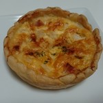 ブーランジュリー パリゴ - チーズたっぷりで贅沢、ブロックベーコンと玉葱のキッシュ238円