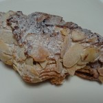 ブーランジュリー パリゴ - アーモンドスライスやクッキー生地が分厚く贅沢、クロワッサンザマンド238円