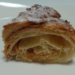 ブーランジュリー パリゴ - しっかりバター香るサクサク焼きこまれた生地に、甘いクレームダマンド