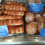 ブーランジュリー パリゴ - チーズの香り豊かなベーコンチーズ、くるみ入りパンオノアのあんぱん