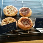 ブーランジュリー パリゴ - ふっかり厚みあるフォカッチャ生地の惣菜パンも