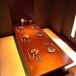 おかん - ほのかな光がさしこむお座敷席。ご宴会や会食に。5〜8.人掛け。