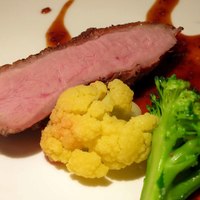 ete - ビュルゴー家シャラン鴨胸肉のロースト，野菜のココット焼き