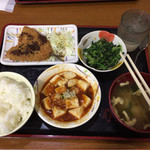 大衆食堂半田屋 - アジフライ＋麻婆豆腐＋ほうれん草のおひたし＋お味噌汁