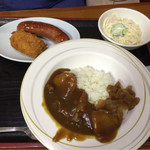 大衆食堂半田屋 - ミニカレー＋ソーセージ＋コロッケ＋スパサラダ