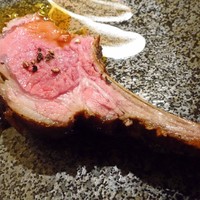 ete - 仔羊背肉の瞬間燻製，そのジュのソース