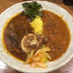 SPICY CURRY 魯珈 - 2種カレー(ラム、チキン)＋るうろう煮玉子