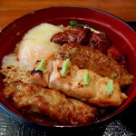 鎌倉 鶏味座 - 炭火焼き鶏そぼろ丼(レバー入り1300円)
