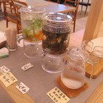 自然食堂マーニー - セルフの水など