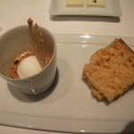 アミューズ・ブーシュ／オニオンのクレームブリュレとドライトマトのシフォンケーキ