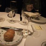 オーグードゥジュール ヌーヴェルエール - ２種類のパンとスペイン産木炭の塩と無塩バター