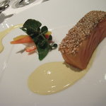 オーグードゥジュール ヌーヴェルエール - 軽く温めたサーモンの軽い燻製、ゴマ風味、レムラードソース
