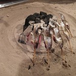 柳家 - 囲炉裏で焼かれるアマゴ