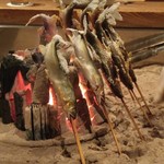 柳家 - 囲炉裏で焼かれる天然鮎
