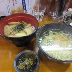 まる謙うどん - お店に置いてあった漫画を読んでると注文したごぼう天丼５００円とセットのうどん１５０円の出来上がりです。
            