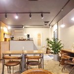 cafe OGU1 - 店内のテーブル席の風景です