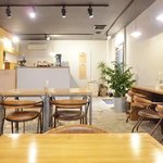 cafe OGU1 - 店内のテーブル席の風景です