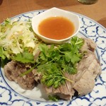 「グラドュクムー・トゥン(蒸しスペアリブ)」（980円）