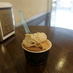 ジェラテリア アクオリーナ - イディリオ ナンバー4 ベネズエラ産チョコレート、バナナモーレ バナナミルクとフランスのオレンジリキュールとカカオニブ、ノーチェカラメルの3種盛り（630円）