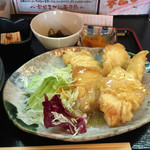 かくれ庵 まるいち - 日替り 若鶏の天ぷら塩ダレソース750円