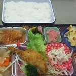 福山まるたま - まるたま弁当 税込410円　赤魚のレモンペッパーフライとマカロニグラタン(2017.06.22)