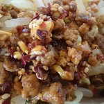 中国料理 逸品餃子 - 挽肉・唐辛子・ナッツ？