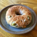 パン家アストレア - 【5月26日】くるみとグリーンピースのベーグル(150円)