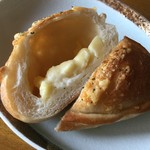 パン家アストレア - 【6月16日】チーズきんちゃく(200円)の中はこんな感じ。