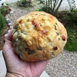 パン家アストレア - 【6月6日】小松菜ピリカラウィンナー(200円)