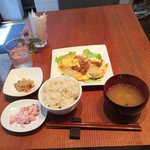 CHIBIKURO-SAMBO - お魚ランチ、カツオのピカタ香味ソース1,000円
