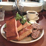 パーラー江古田 - トーストセット焼き強め❤ この日のスライスパンは、フォカッチャ2・湘南小麦のカンパーニュ1・レーズンくるみ1・くるみのコンプレ2。コーヒーは、タンザニアでした。20170622