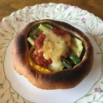 パン家アストレア - 【5月14日】たっぷり野菜とトマトソース〈ズッキーニ〉(200円)※リベイク後に撮った少々コゲ気味の写真です。