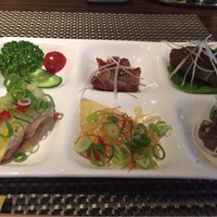 施家菜 - 前菜(イベリコ豚の焼豚、鴨の梅肉ソース、蒸し鶏、クラゲ、スペアリブの窯焼き)