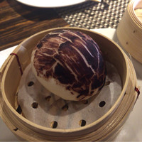 施家菜 - 椎茸饅頭(ココアで、色付けして、椎茸の外見です。中身の餡が、椎茸と鶏肉で、食べると椎茸の風合いがあり不思議です。)