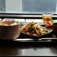 松永牧場 銀座本店 - １人用のカウンター席も広くて優雅