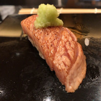 築地青空三代目 大名古屋ビルヂング店 - 大トロの炙り、脂の加減かこれだけの山葵が気にならない