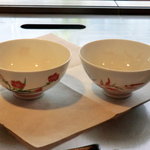 佐賀牛 季楽 銀座  - お高いお茶碗、向こうの柄が透き通って見える