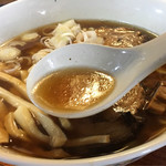 ラーメン専門店　雷文 - 濃ゆいがあっさり・・・コッサリスープセロリ感強かったな。デフォルトなのかブレなのか不明。