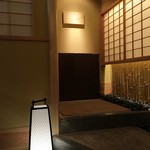 鮨 さかい - ここで靴を脱いでスリッパに履き替えます