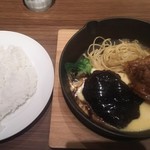 GRILL＆DINING 丸の内ディンドン - ポテト×チーズ とろーりアリゴソースの甘辛チキンの唐揚げとハンバーグ980円