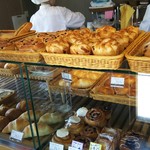 サンライズベーカリー - 焼きたてがどんどん出てくる