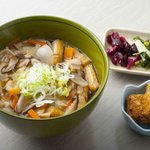 地元食堂 おらん家 - やさしい味のうどんでした。出汁はOK具だくさんでしたよ。