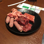 焼肉左近 - 自分で取ってくるお肉