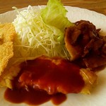 マーチ - ランチ メインプレート (魚フライ＆豚の生姜焼)
(真ん中は、鶏肉)