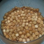 レスト ケイ ヤマウチ - ヒノキチップに熱湯を注ぎ香りを楽しむ