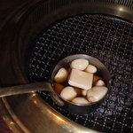 焼肉居酒家 韓の台所 - ニンニク焼き…中央のバターが旨さの決め手！