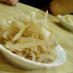 大露路 - お通し：ピリ辛もやし炒め